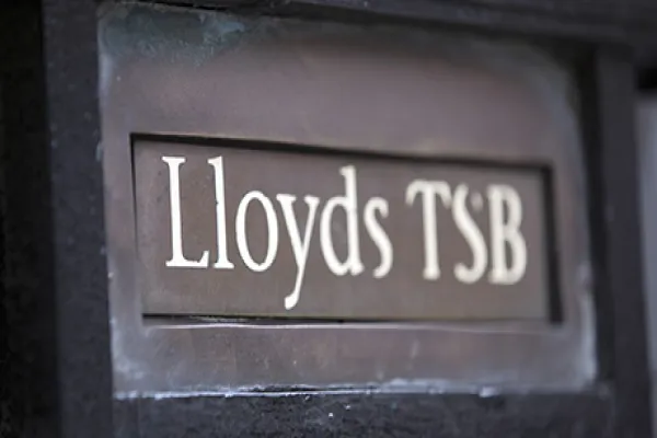 U.K. Government Sees Profit On First Lloyds Sale