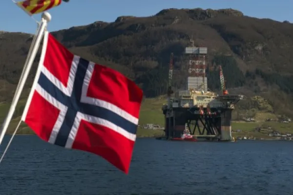 2014-12-da-norway-flag-eni-norge-oil-large.jpg