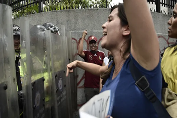 2016-05-jason-mitchell-venezuela-protests-large.jpg